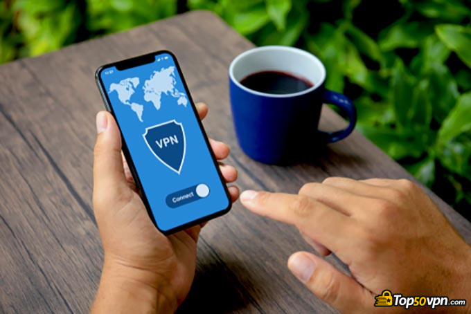 VPN是否合法:使用VPN并喝咖啡的人。 VPN是否合法:使用VPN并喝咖啡的人。