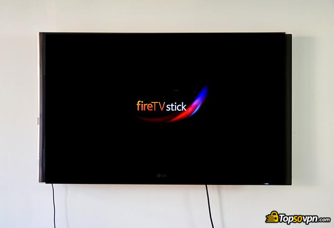 免费的Firestick VPN：带有fireTVstick徽标的电视。