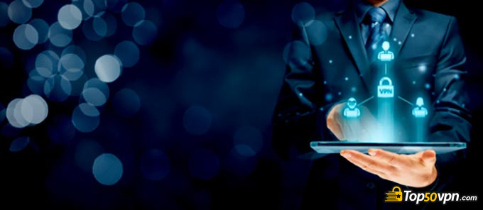 VPN的工作原理:一个拿着平板电脑的人正在使用VPN。 VPN的工作原理:一个拿着平板电脑的人正在使用VPN。