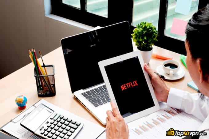 如何使用VPN:一位正在看Netflix的女性。 如何使用VPN:一位正在看Netflix的女性。